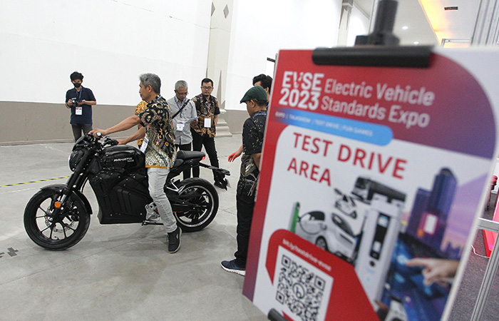 Keterangan : Kepala BSN (batik hijau) dan Stakehoder Terkait Usai Pembukaan Electric Vehicle Standar Expo (EVSE) di Jogja Expo Center Rabu (12/07/23)&nbsp;