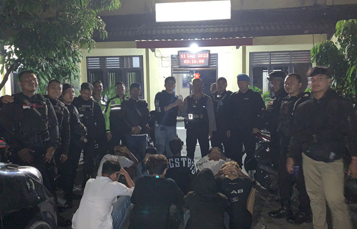TEGAS: Sejumlah remaja diamankan oleh Tim Unit Reaksi Cepat (URC) Presisi Polresta Jogja, Selasa dini hari (11/7/23).