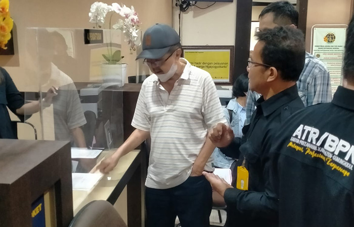 SAHABAT: Yusman Oentoro yang akrab disapa Jimmy (bertopi) saat mendatangi Kantor Pertanahan/ATR Kota Jogja mengurus perpanjangan HGB.