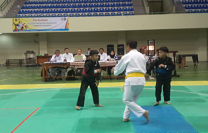 SPORTIF: ara siswa bertanding pencak silat pada acara O2SN yang diselenggarakan di GOR UNY, Rabu (12/7/23)&nbsp;