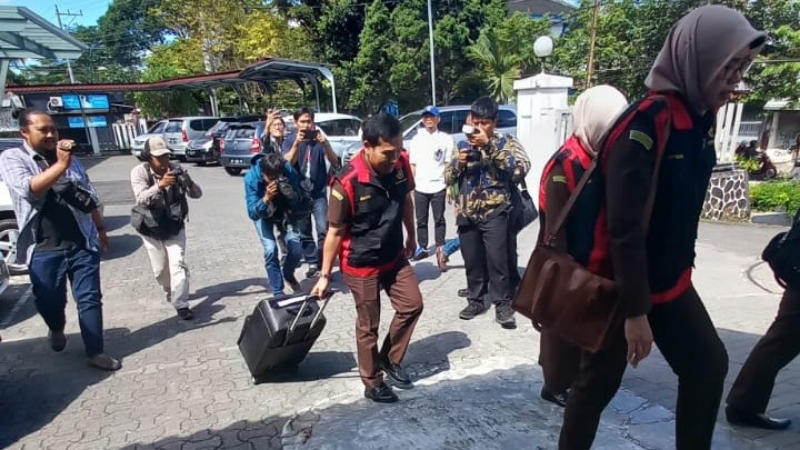 CEPAT: Tim penyidik Kejaksaan Tinggi (Kejati) DIJ kembali melakukan penggeledahan, di Kantor Dinas Pertanahan dan Tata Ruang (Dispetaru) DIJ. (Winda Atika Ira Puspita/Radar Jogja)