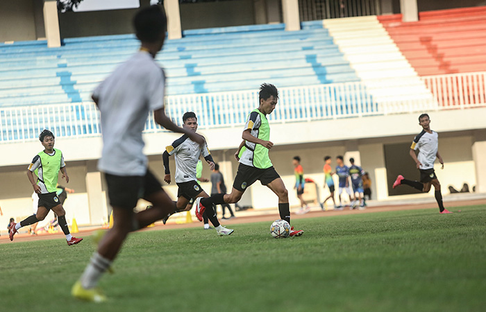 POTENSI LOKAL: Latihan PSIM Jogja di Stadion Mandala Krida, Senin (10/7/23). Latihan ini juga diikuti sejumlah pemain muda local Jogja.