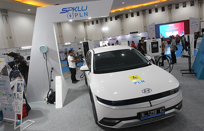 FAST CHARGING: Petugas mengisi daya baterai mobil listrik dalam pameran kendaraan listrik Electric Vehicle Standards Expo 2023 di JEC, Rabu (12/7/23).