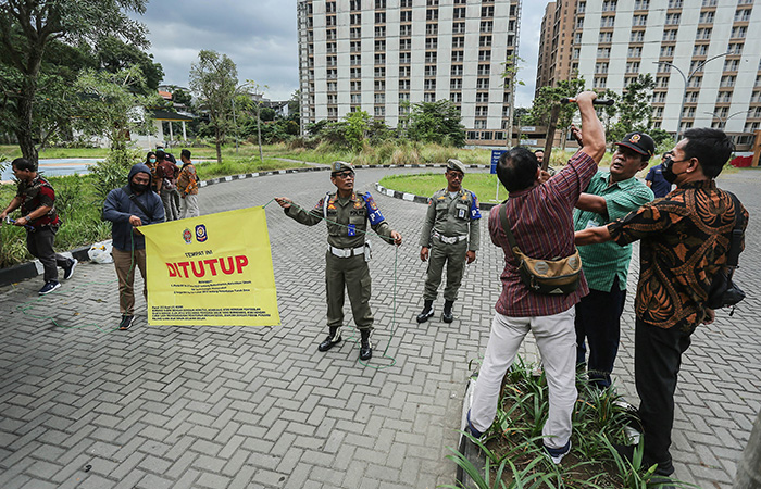 TUNGGAK SEWA: Satpol PP DIJ menyegel parkiran Apartemen Malioboro City di Janti, Caturtunggal, Depok, Sleman, Kamis&nbsp;(13/7/23). Penyegelan menyasar lahan apartemen di atas tanah kas desa (TKD)