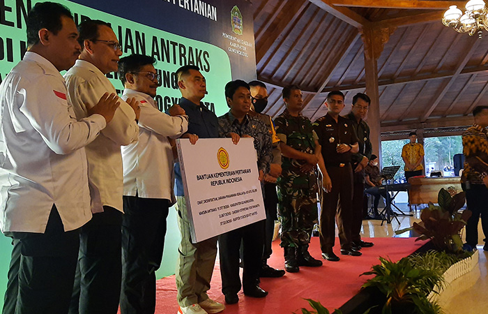 PERHATIAN PEMERINTAH: Menteri Pertanian (Mentan) RI Syahrul Yasin Limpo secara simbolis menyerahkan bantuan vaksin di gedung TBG untuk warga Gunungkidul Kamis (13/7/23)