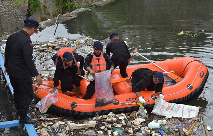 GIAT: Personel Polda DIJ tengah melakukan bersih-bersih sampah di pantai. Peduli Lingkungan dan FGD Stunting itu bagian dari kegiatan Mabes Polri di seluruh Indonesia.