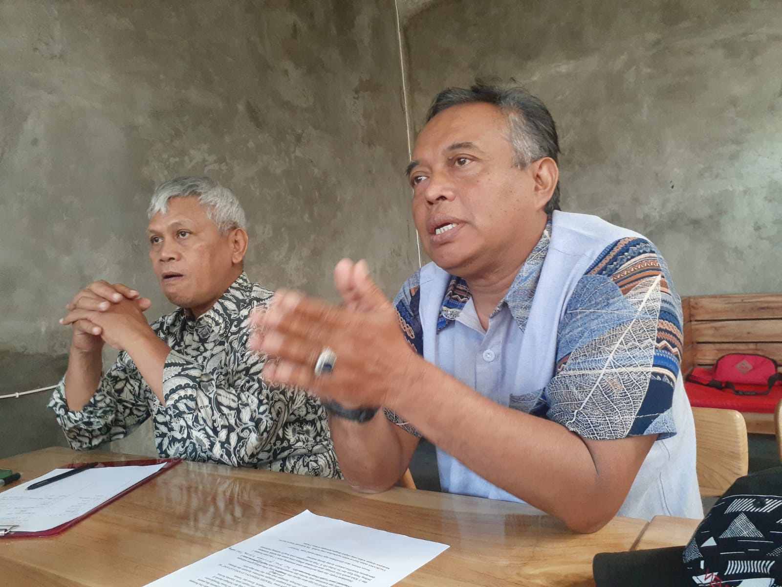 BEBAS: Ketua Umum TALIKAMA RM Herdjuno Sukotjo Adi dan Ketua Panitia Widodo Kurniawan saat di Republik Cafe. (RIZKY WAHYU/RADAR JOGJA)