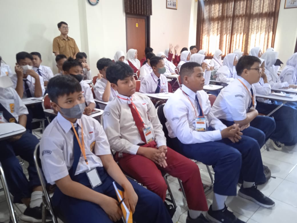 TERTIB: Suasana masa pengenalan lingkungan  sekolah di SMPN 15 Jogjakarta. (Dok Forpi Kota Jogja)