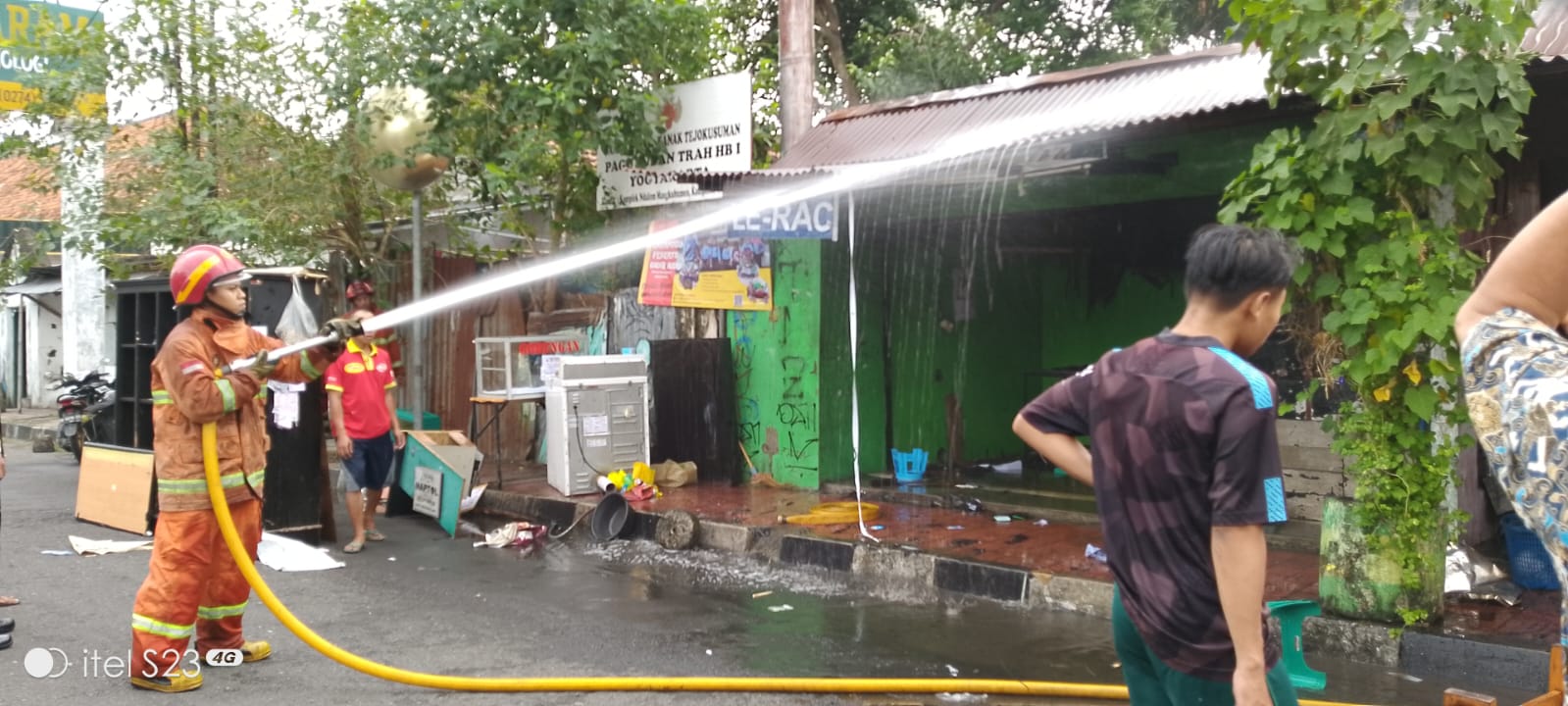 PADAMKAN: Petugas Dinas Pemadam Kebakaran dan Penyelamatan Kota Jogja menyemprotkan air ke rumah yang terbakar. (Dok Damkarmat Kota Jogja)