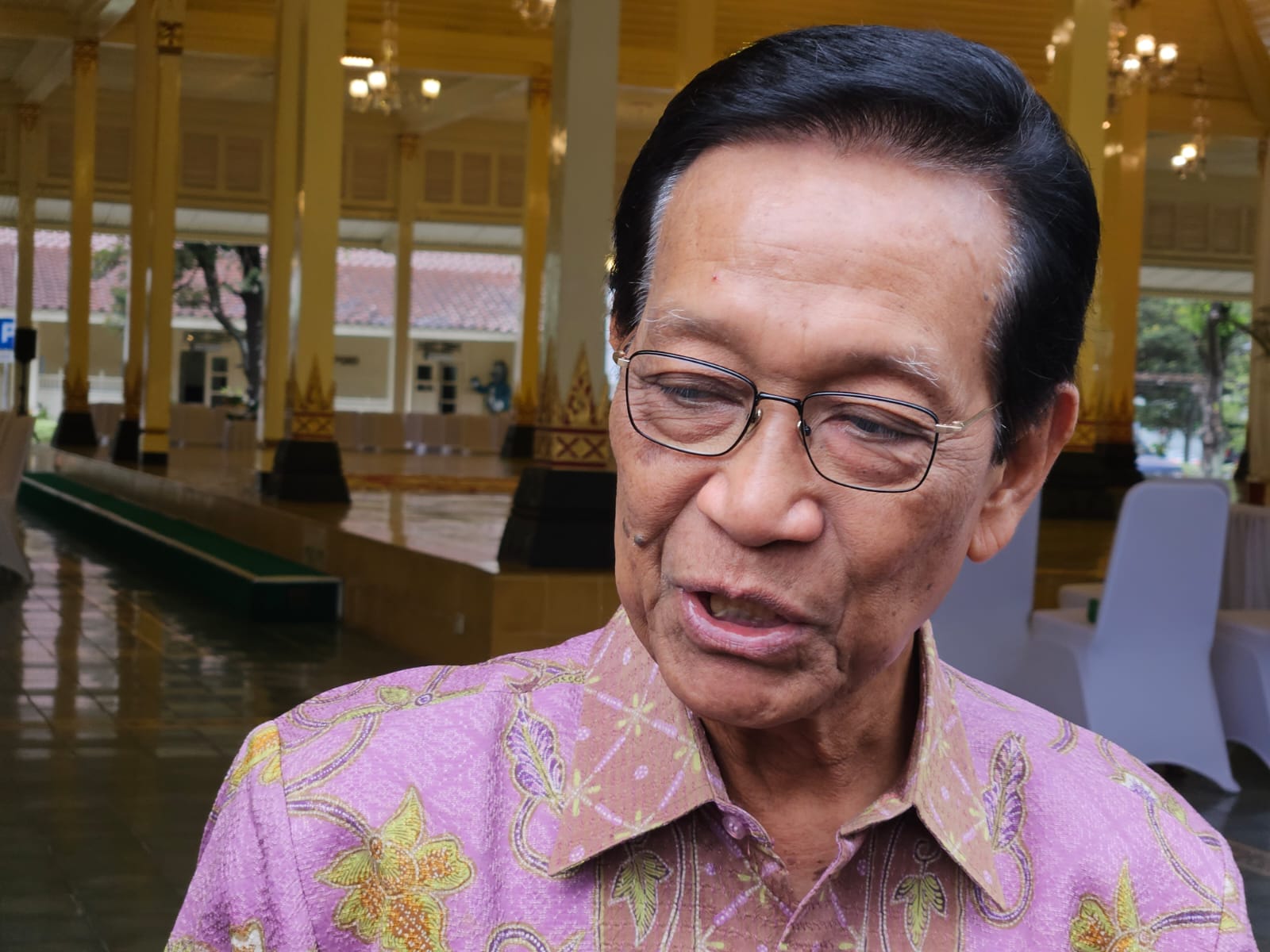 LENGKAP: Gubernur DIJ Hamengku Buwono (HB) X di Kompleks Kepatihan kemarin (13/7). (Winda Atika Ira Radar Jogja)