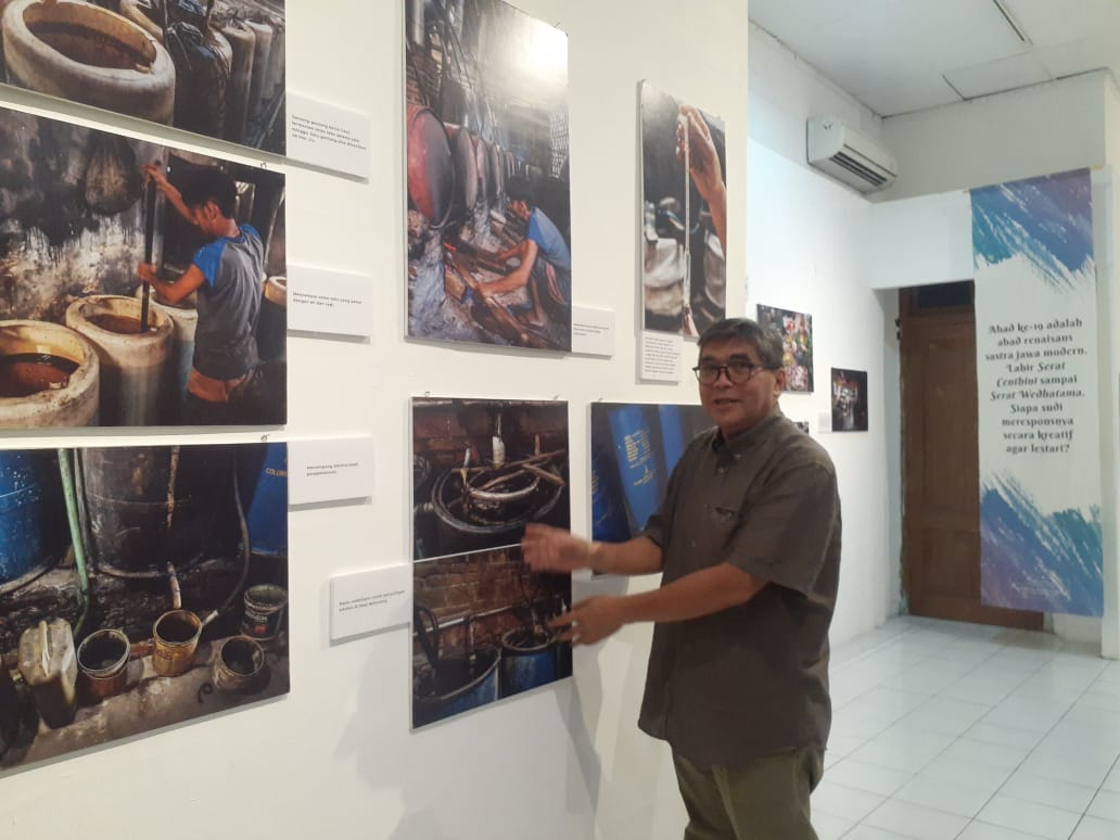 POTRET GELIAT: Pengunjung pameran foto bertema Cerita dari Solo di Bentara Budaya Yogyakarta. (Rizky Wahyu/Radar Jogja)