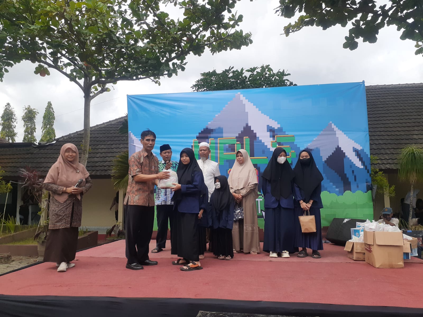 PEDULI: Kepala Sekolah SMAN 1 Imogiri Yuliantara saat menyerahkan bantuan baksos ke Yayasan Panti Asuhan Yatim dan Piatu Al Dzikro di halaman sekolah Kamis (13/7). (RIZKY WAHYU/RADAR JOGJA)