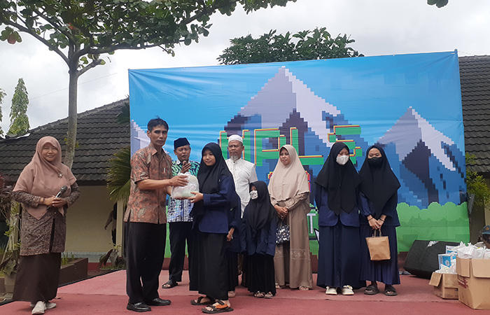 Keterangan Kepala Sekolah SMA N 1 Imogiri saat menyerahkan Baksos ke pihak Yayasan Panti Asuhan Yatim dan Piatu Al Dzikro di halaman Sekolah, Kamis (13/7/23).&nbsp;