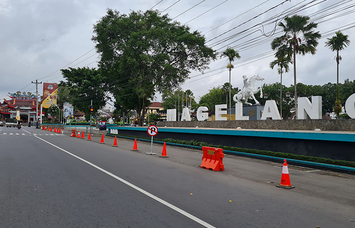 STERIL DARI PARKIR: Alun-alun Magelang sisi timur diberi sekat dengan water barrier agar tidak disalahgunakan sebagai tempat parkir.