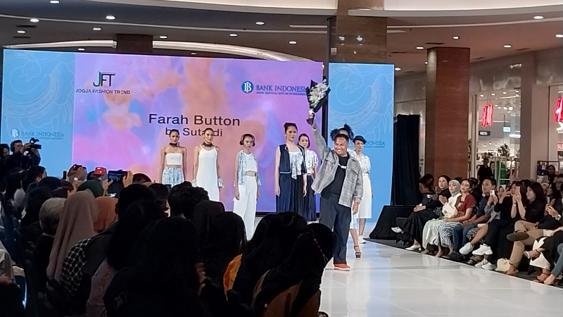 KREATIF: Fashion show koleksi Farah Button pada acara Jogja Fashion Trend di Pakuwon Mall Jogja, Kamis malam (13/7/2023). (Wulan Yanuarwati/Radar Jogja)