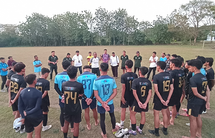 OPTIMISTIS: Staf pelatih dan manajemen Bantul United memberikan pengarahan kepada pemain usai laga uji coba melawan PS Baturetno di Lapangan SMA Angkasa, Banguntapan, Bantul, Rabu (12/7/23).