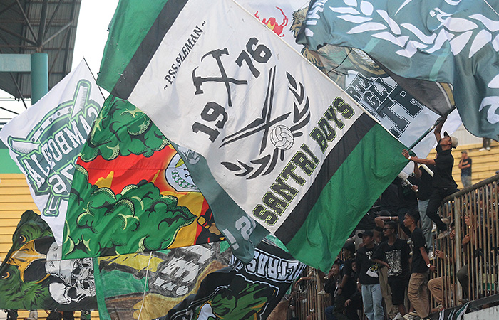FANATIK: Suporter memberikan dukungan saat PSS Sleman menjamu Borneo FC di Maguwoharjo International Stadium (MagIS), Sabtu (11/6/23).