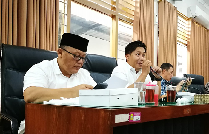 SERIUS: Pansus Raperda tentang Swalayan dan Pusat Perbelanjaan bersama beberapa OPD membahas belasan TMB yang melanggar jarak.