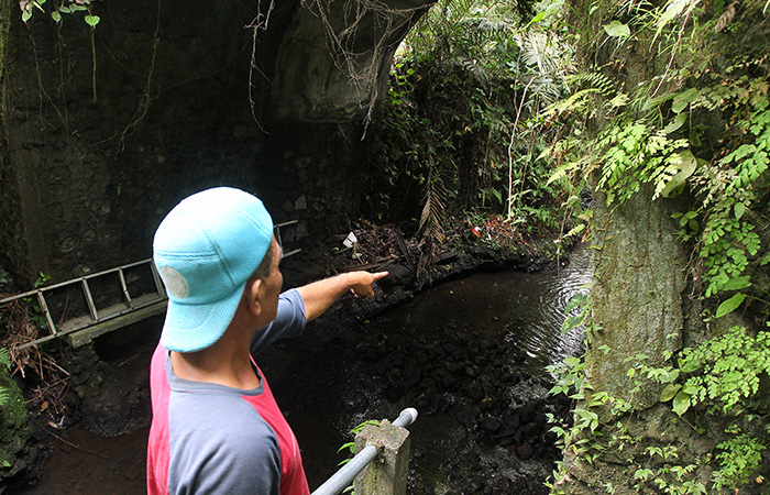 Warga melihat ke arah Sungai Bedog dari jembatan Kelor yang menjadi lokasi ditemukannya beberapa potongan tubuh manusia, di Desa Wisata Kelor, Kalurahan Bangunkerto, Kapanewon Turi, Sleman.