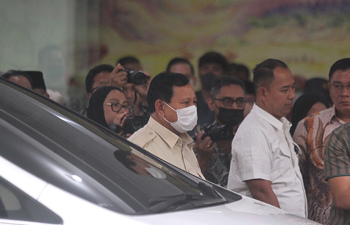 BESUK: Menteri Pertahanan Prabowo Subianto didampingi dokter bedah saraf Endro Basuki (kedua kiri) seusai menjenguk Cak Nun di RSUP Dr Sardjito, Jumat (14/7/23).