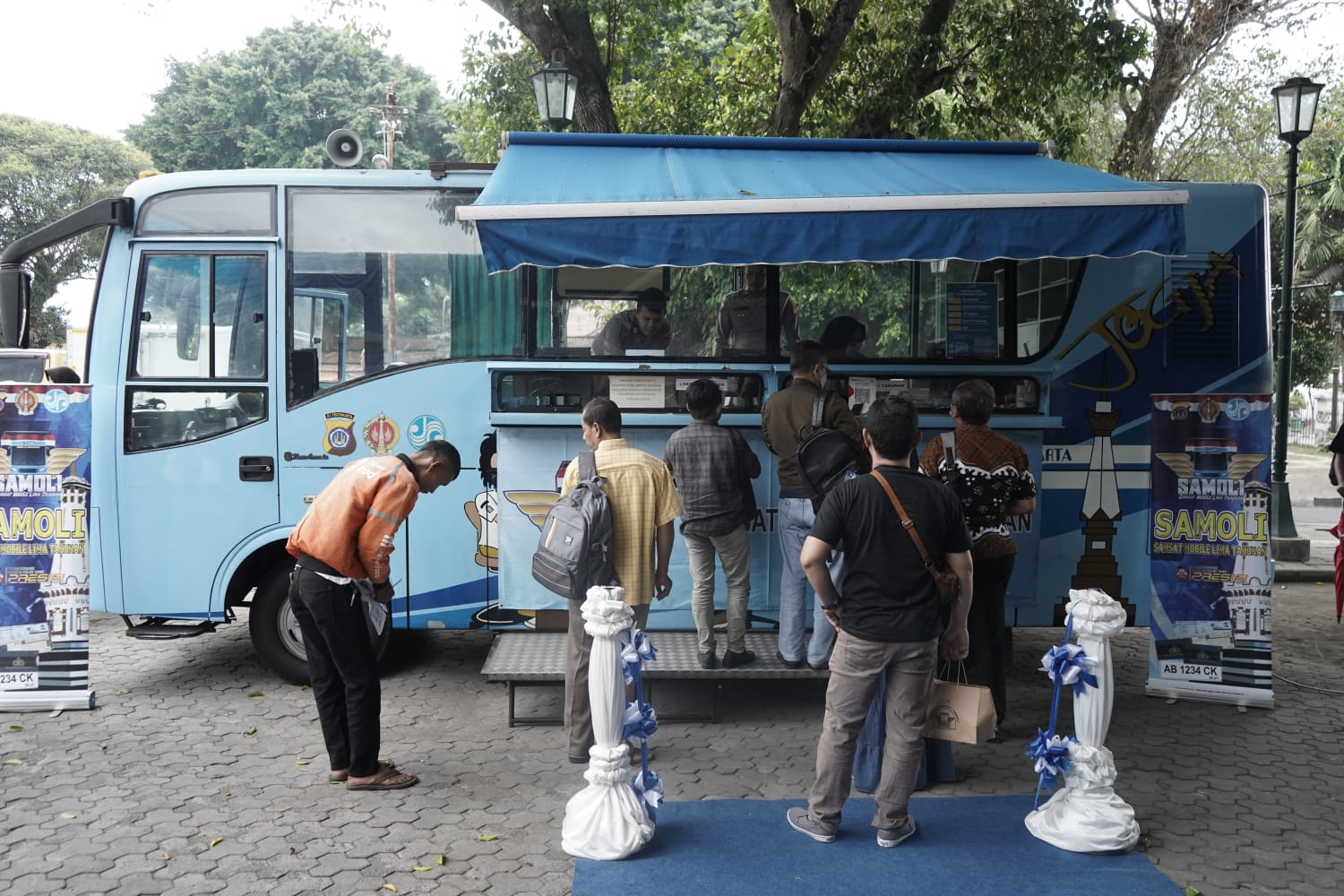 DEKAT: Program Samsat Mobile Lima Tahunan (Samoli) diluncurkan di i halaman Pura Pakualaman Kota Jogja Kamis (13/7/23). (Dok Humas Pemprov DIJ)