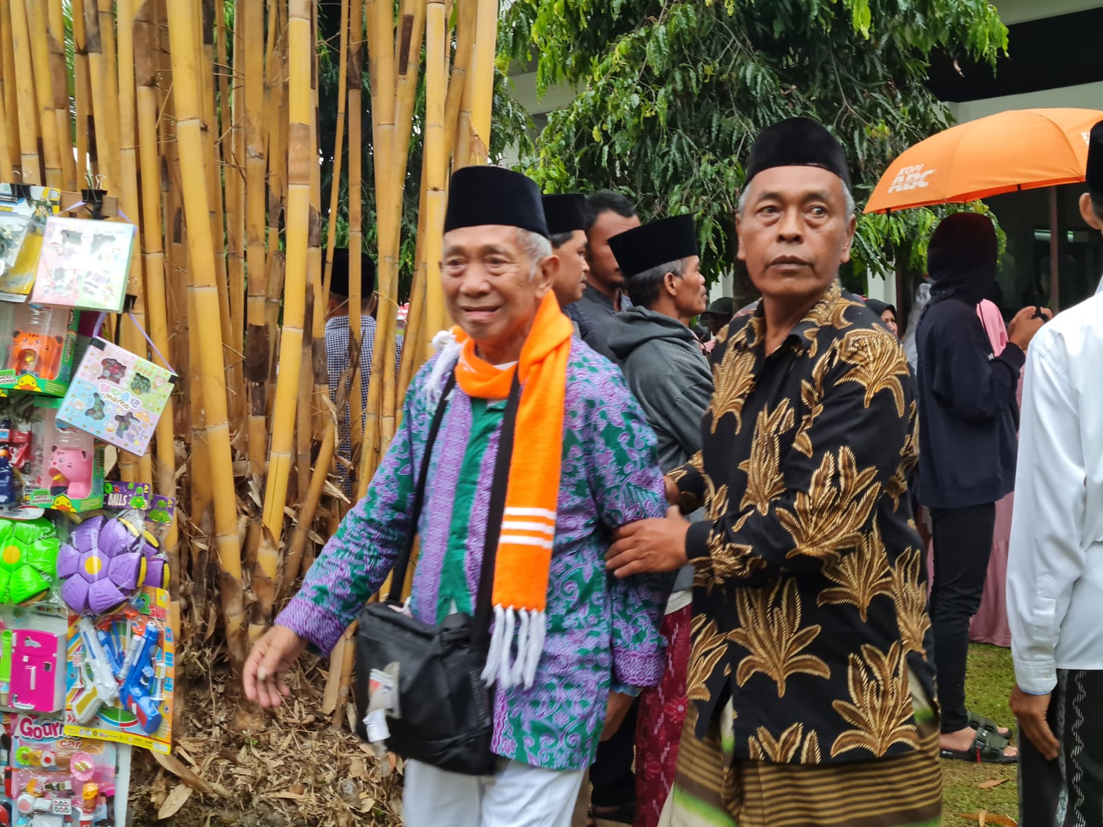 HARU: Jemaah haji kloter 25 di Setda Kabupaten Kabupaten Magelang Jumat (14/7). Mereka disambut antusias keluarga, sanak saudara, hingga tetangga. (Naila Nihayah/Radar Jogja)