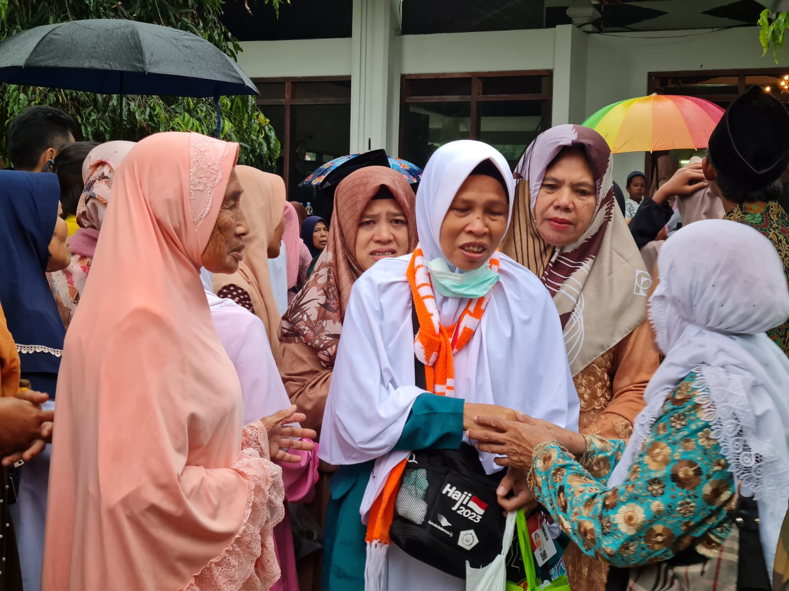 HARU: Jemaah haji kloter 25 di Setda Kabupaten Kabupaten Magelang Jumat (14/7). Mereka disambut antusias keluarga, sanak saudara, hingga tetangga. (Naila Nihayah/Radar Jogja)