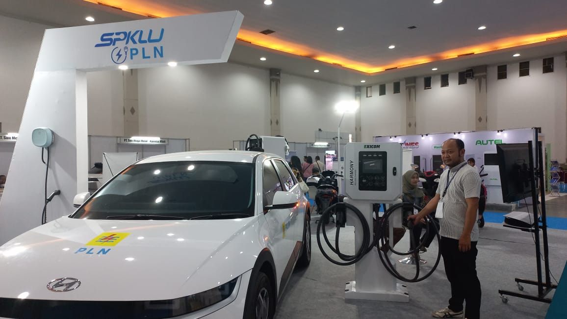 STANDAR: Booth SPKLU PLN saat Even Electric Vehicle Standard Expo (EVSE) Jumat (14/7). (Winda Atika Ira P/Radar Jogja)