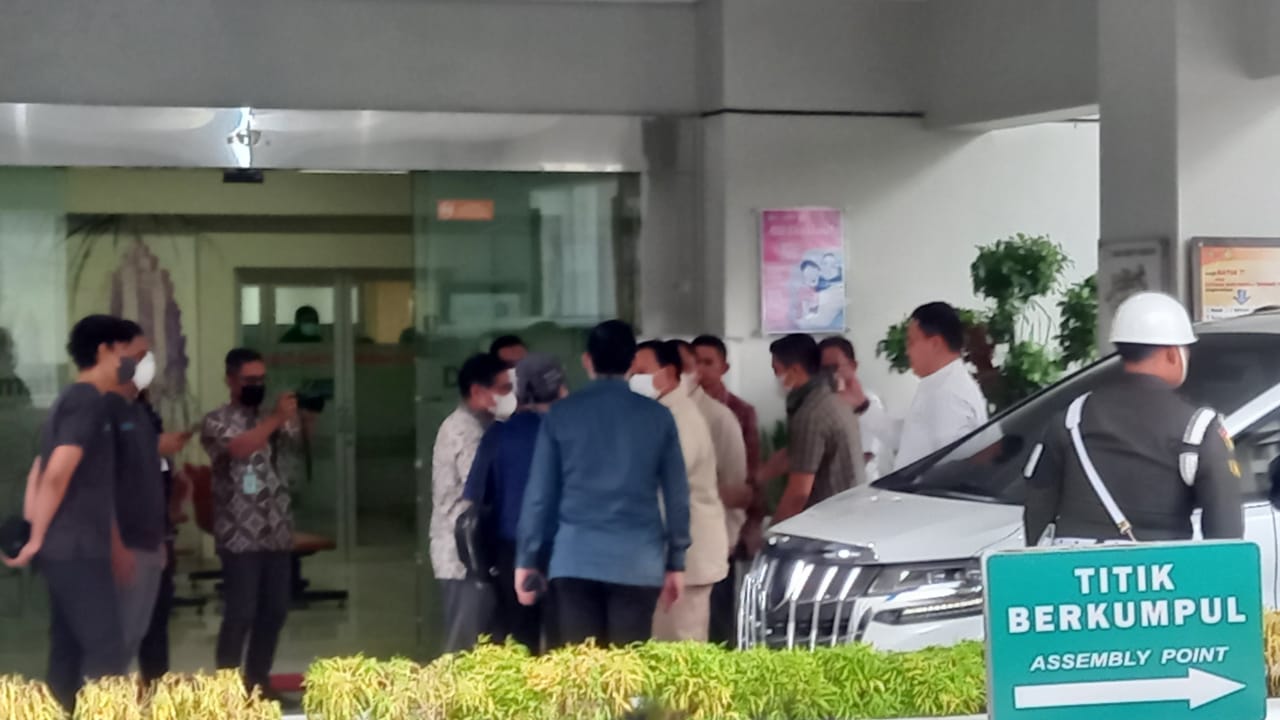 SAHABAT: Menteri Pertahanan Prabowo Subianto mendatangi Rumah Sakit Umum Pusat (RSUP) Dr Sardjito, Sleman, Jumat (14/7). (Khairul Ma