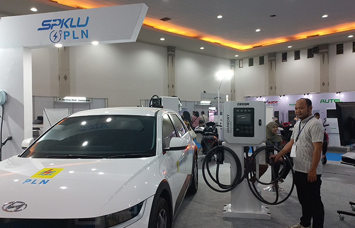 SUDAH STANDAR : Booth SPKLU PLN saat Even Electric Vehicle Standard Expo (EVSE) Jumat (14/7/23).