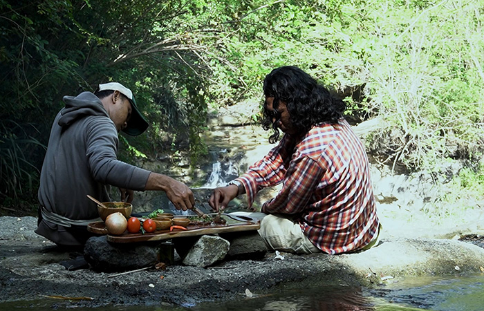 LEPAS PENAT: Bayu Sejati bersama rekannya melakukan kegiatan bushcraft di wilayah sungai. Dalam kegiatan itu, dia memasak dengan memanfaatkan bahan dari alam sekitar.Dokumentasi Bayu Sejati