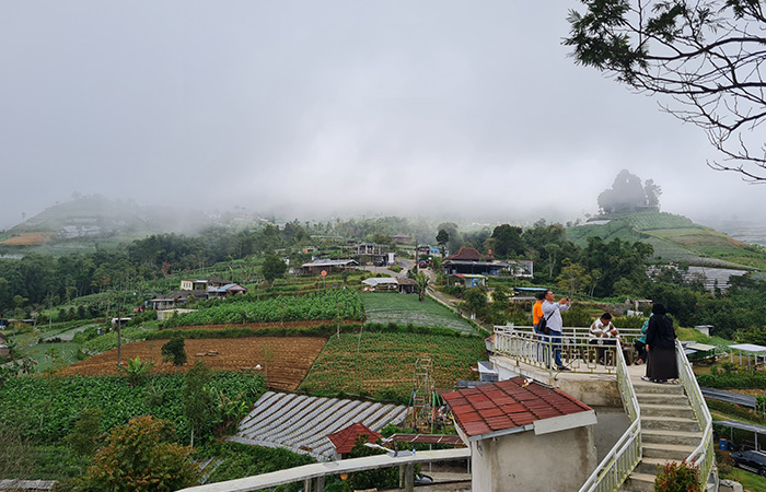 TERTUTUP KABUT: Pengunjung masih dapat menikmati suasana dj Silancur Highland meskipun cuaca tidak mendukung karena tertutup kabut.