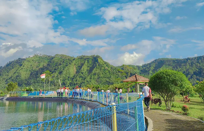 SEJUK : Agrowisata Embung Cangkring di Desa Cangkring, Kecamatan Sadang menyajikan panorama alam perbukitan.