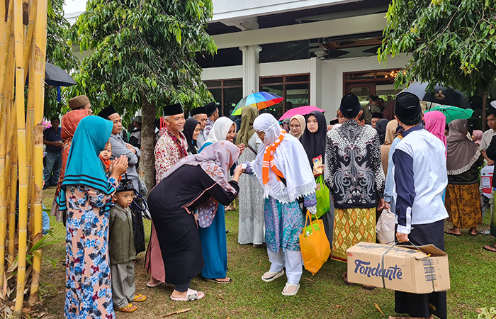 HARU: Jemaah haji kloter 25 tiba di Kabupaten Magelang. Kedatangannya disambut antusias keluarga, sanak saudara, hingga tetangga.