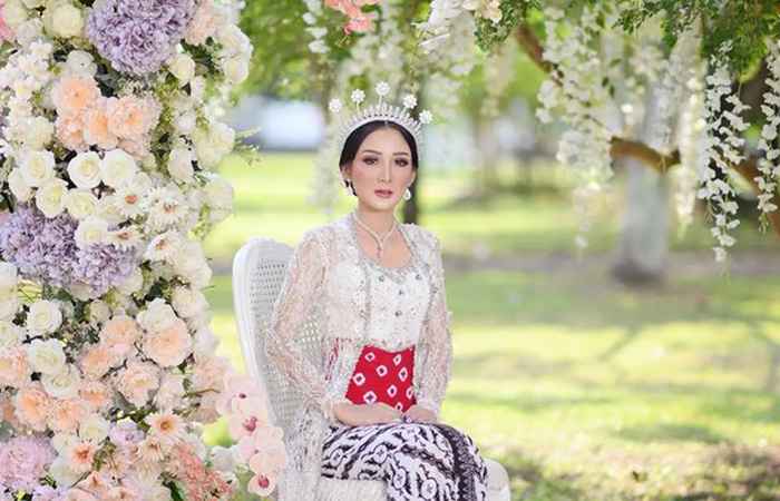AYU : Selebgram asal Purworejo Reny Puspita dalam balutan aktivitas sehari-hari. Hobi ngonten di media social akhirnya berbuah manis. Ia pun kini di-endorse oleh sejumlah brand.