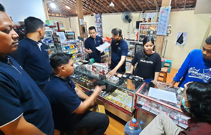 Petugas Satpol PP Bantul dan Bea Cukai saat melakukan penyitaan terhadap rokok-rokok ilegal di wilayah Siluk, Imogiri, Bantul pada Kamis (13/7/23).