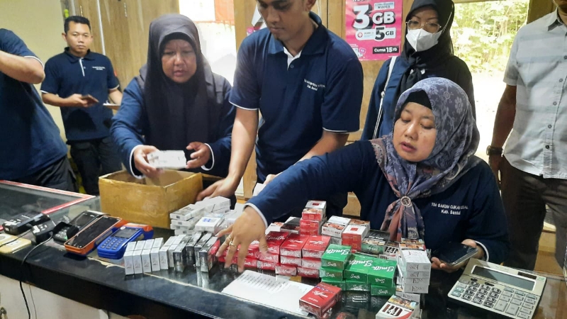TANPA CUKAI: Petugas Satpol PP Bantul dan Bea Cukai saat melakukan penyitaan terhadap rokok-rokok ilegal di wilayah Siluk, Imogiri, Bantul pada Kamis (13/7). (Dok SATPOL PP BANTUL)