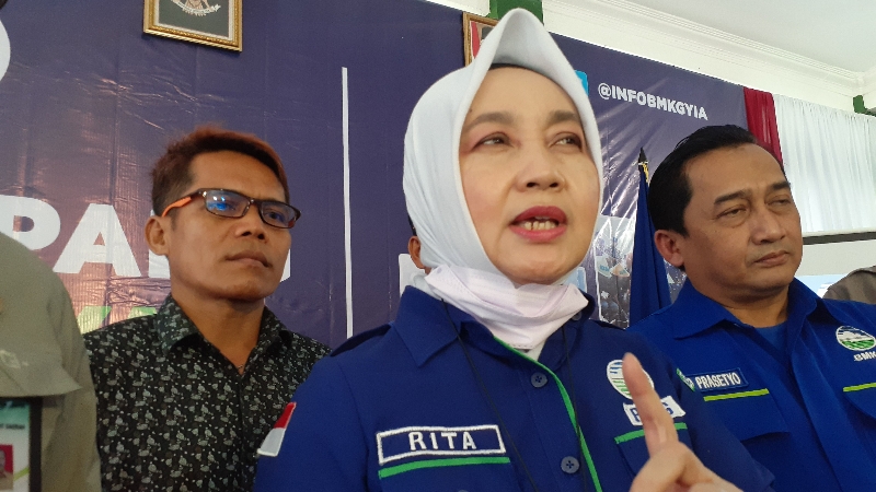 WASPADA: Kepala BMKG Dwikorita Karnawati saat di Sekolah Lapang Nelayan Cuaca di Pantai Baru, Bantul, Jumat (14/7). (Iwan Nurwanto/Radar Jogja)