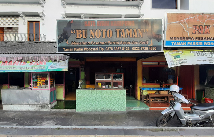 TETAP EKSIS: Havid, putra Uji Rahmani yang membantu memanggang sate di kios neneknya Sate Ayam Kampung Noyo Taman di depan Pasar Argosari Wonosari Jumat (14/7/23).