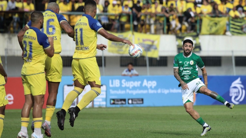 KICK: Pemain PSS Sleman Jonathan Bustos menendang bola saat menghadapi Barito Putera di Stadion Demang Lehman Jumat (14/7). (Dok ligaindonesiabaru)