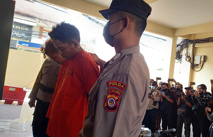 SADIS: Dua pelaku mutilasi, RD dan Waliyin, hanya bisa tertunduk saat dihadirkan dalam konferensi pers di Mapolda DIJ, Minggu (16/7/23). Polisi menyita sejumlah barang bukti dalam kasus ini.