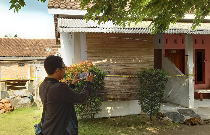 GARIS POLISI: Rumah kos yang ditempati Waliyin, salah satu pelaku mutilasi di Dusun Krapyak RT 04, Triharjo, Sleman.
