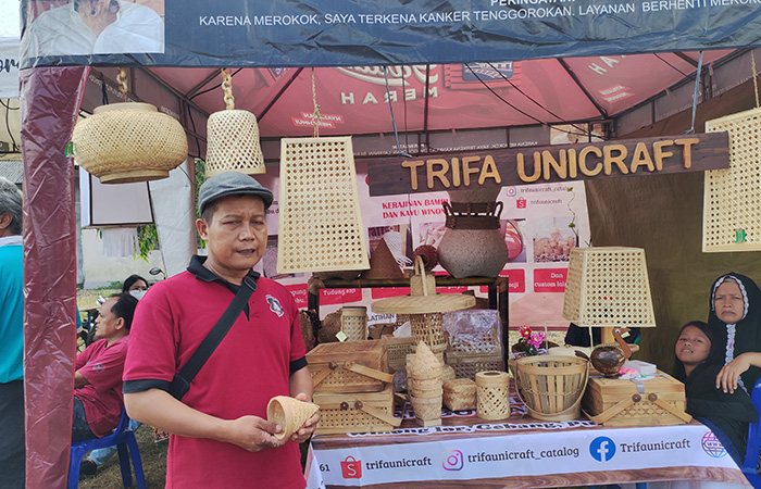 INOVATIF: Misdiyono saat menunjukkan produk kerajinannya yang berbahan dasar bambu di event Gebang Expo 2023 beberapa waktu lalu.