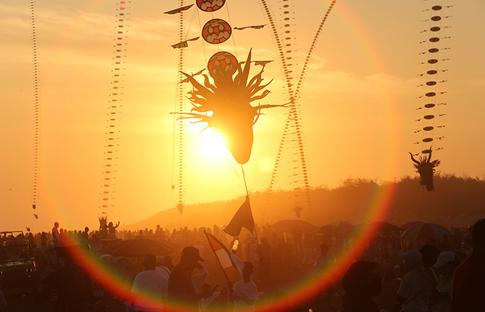 MENGUDARA: Bermacam-macam layangan berukuran raksasa saat diterbangkan pada Jogja International Kite Festival (JIKF) di Parangkusumo, Bantul Minggu (16/7/23).