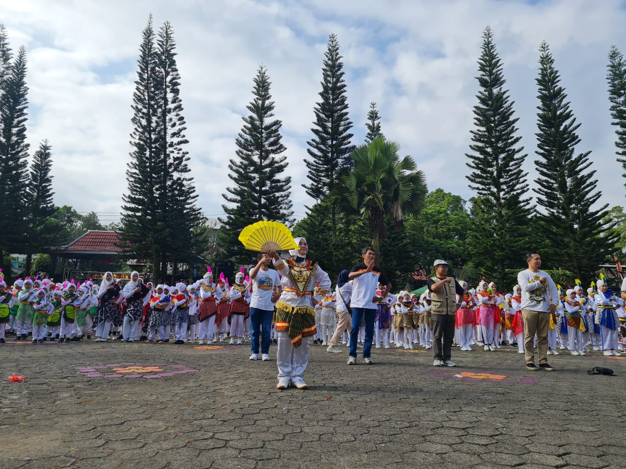 ENERGIK: Para siswa tampak bersemangat mengikuti tari Kuntulan di TKL Ecopark, Minggu pagi (16/7). (Naila Nihayah/Radar Jogja)