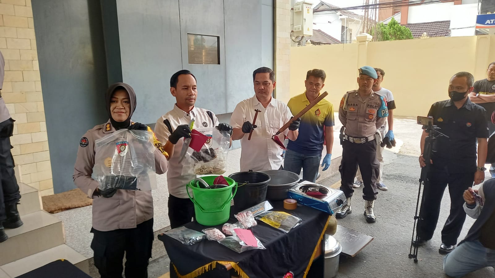 Direktorat Reserse Kriminal Umum Polda DIY menunjukkan barang bukti kasus dugaan mutilasi di Sleman di Mapolda DIY Minggu (16/7). (Khairul Ma
