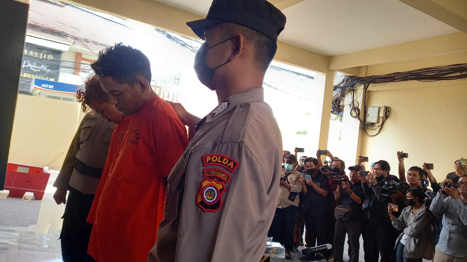 TANGKAP: Salah seorang pelaku mutilasi di Sleman saat jumpa pers doli Polda DIY. (Khairul Ma