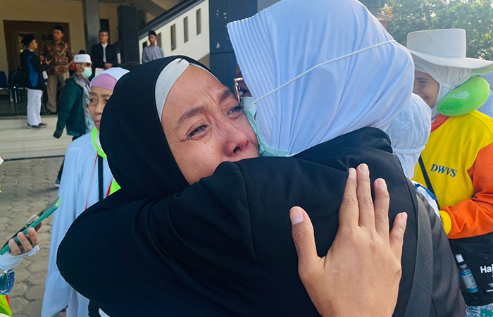 SUDAH PULANG: Isak tangis mewarnai penjemputan jemaah haji asal Kebumen.Dari total 1.328 jemaah haji asal Kebumen yang berangkat, delapan di antaranya meninggal di Tanah Suci.