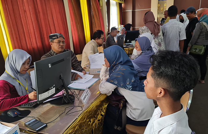 SIAPKAN BERKAS: Para siswa lulusan SMP mulai mendaftarkan diri ke sekolah tujuannya. Seperti yang terlihat di SMA Negeri 2 Magelang.