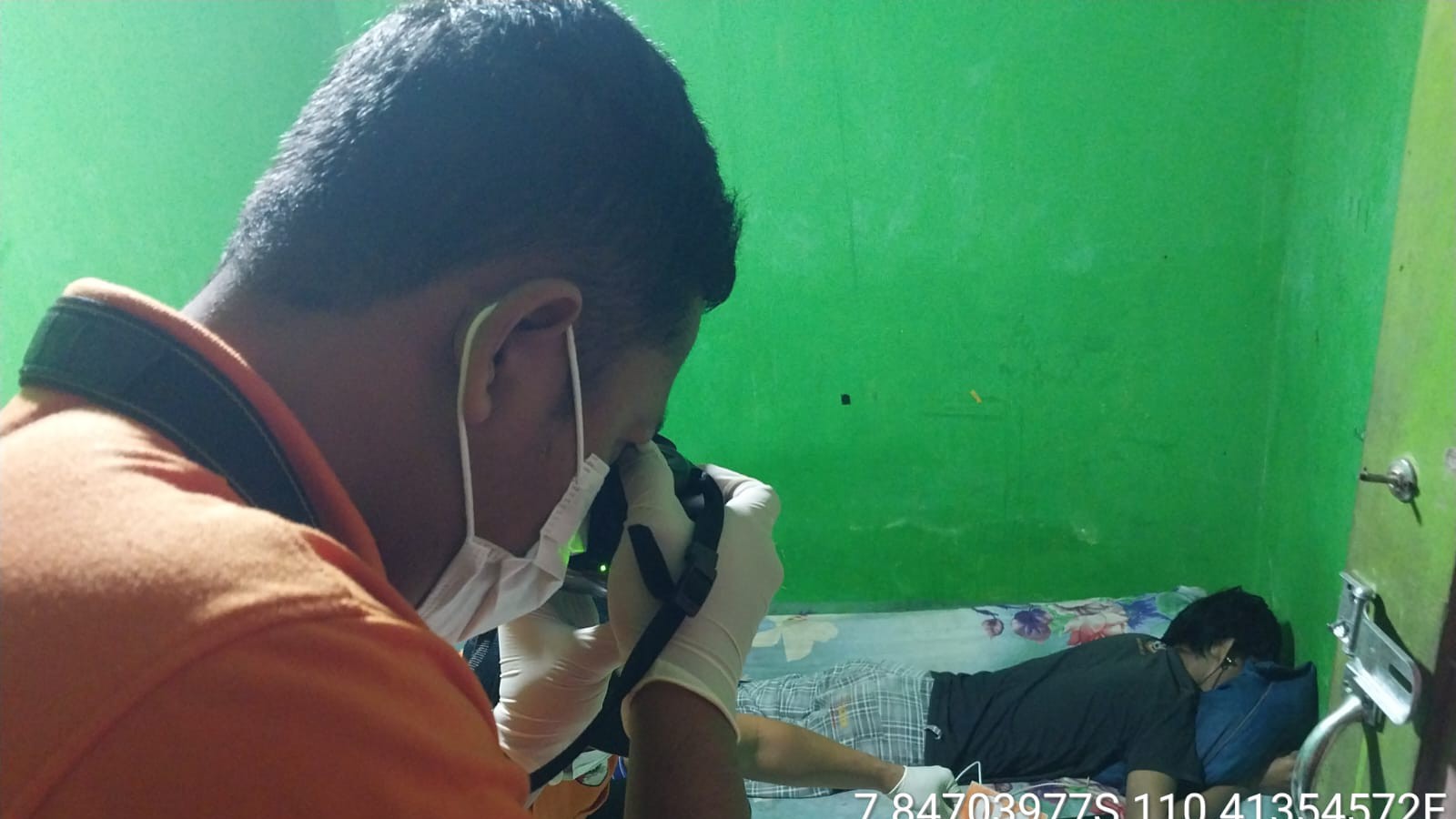 CEK: Petugas kepolisian saat melakukan olah tempat kejadian perkara di sebuah kamar kos yang beralamat di kalurahan Jambidan, Banguntapan, Bantul. (Dok Humas Polres Bantul)